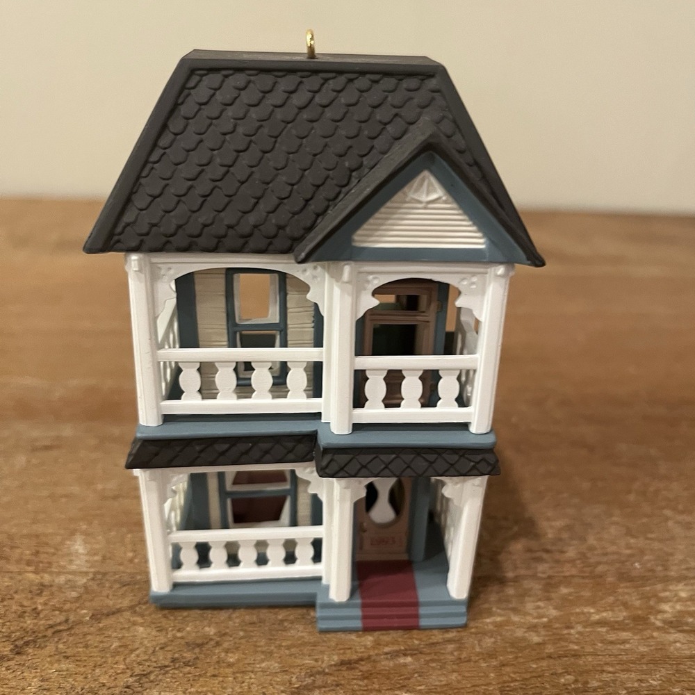 VTG‎ 1993 Hallmark Keepsake Cozy Home Ornament Nostalgic Houses & Shops Village